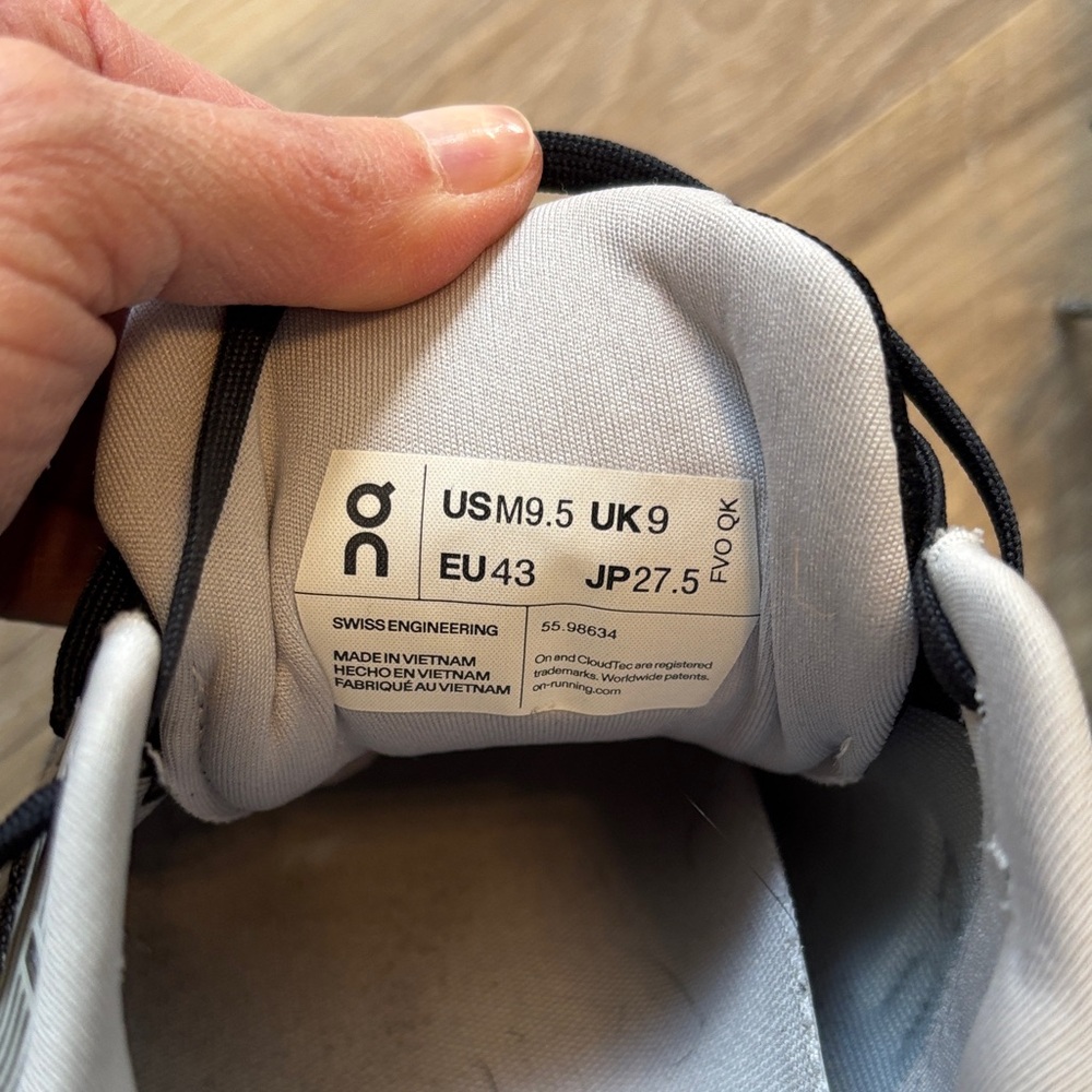 On Cloud Men's Black and Gray Athletic Shoes 9.5 - Picture 8 of 8